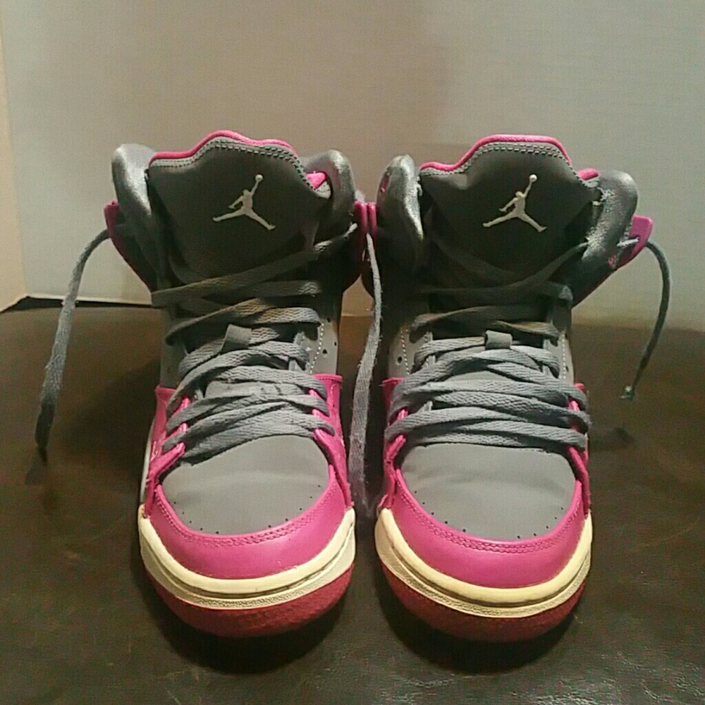 BIG GIRL'S NIKE AIR JORDAN XII RETRO SHOES SZ.5.5Y